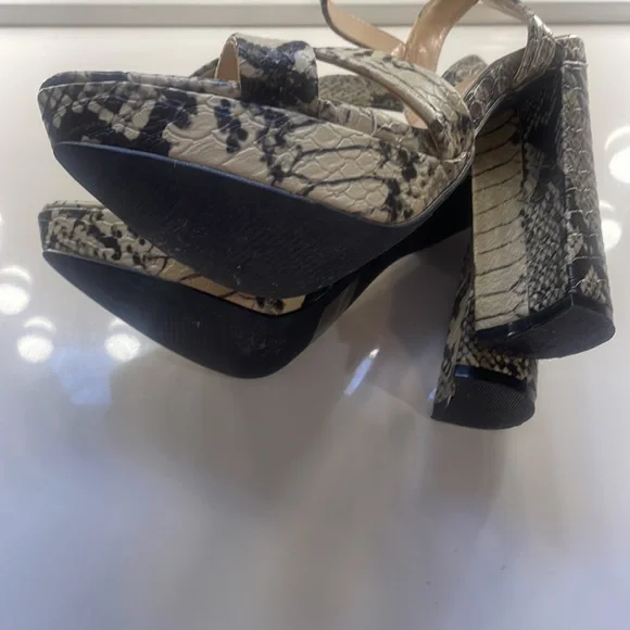 Animal print platform, chunky heel,Ankle straps, Size 7 - Picture 6 of 9